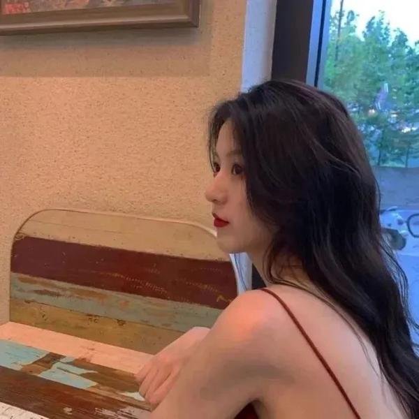 坐推土机的少女
